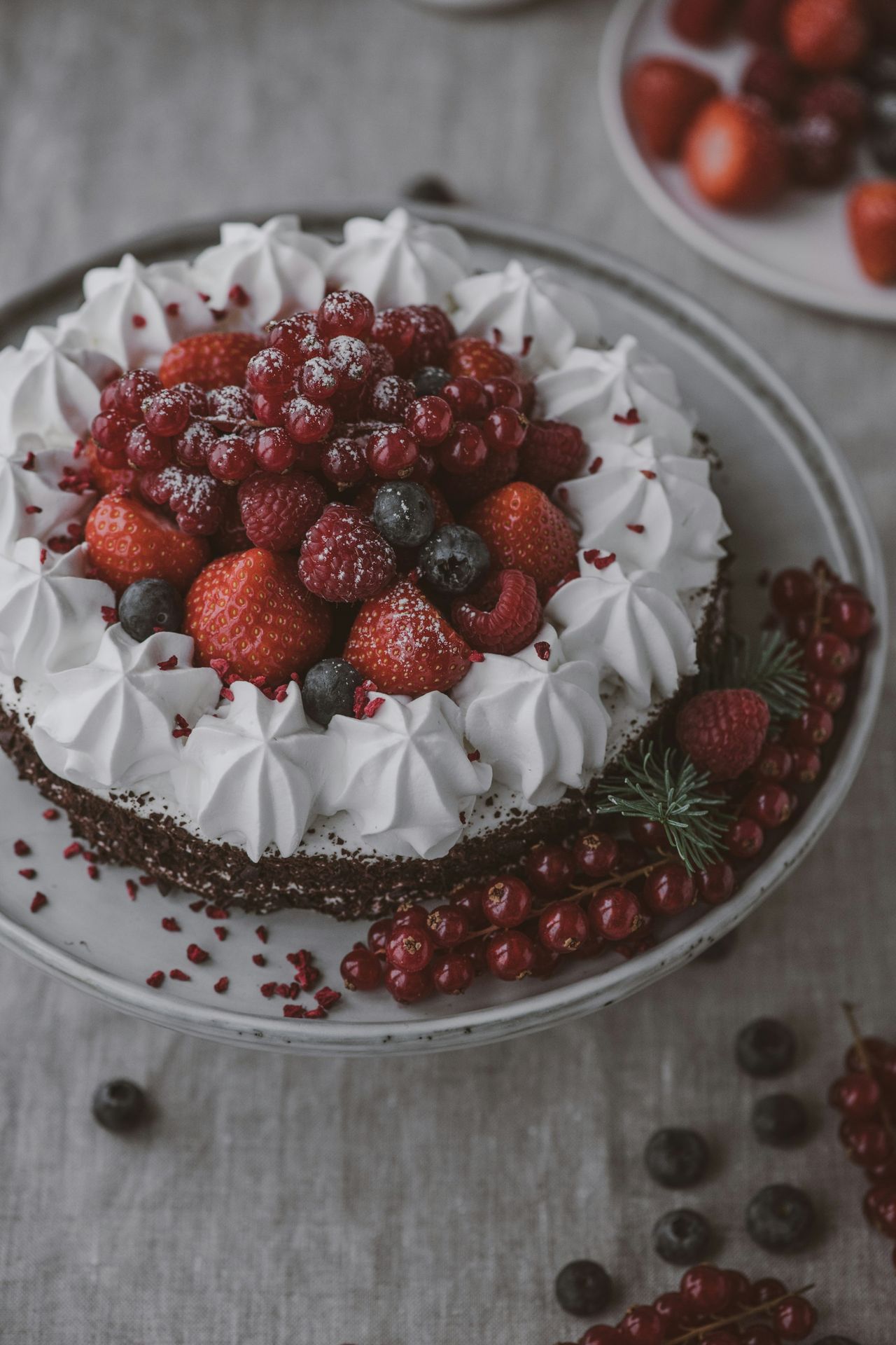 een taart met bessen erop